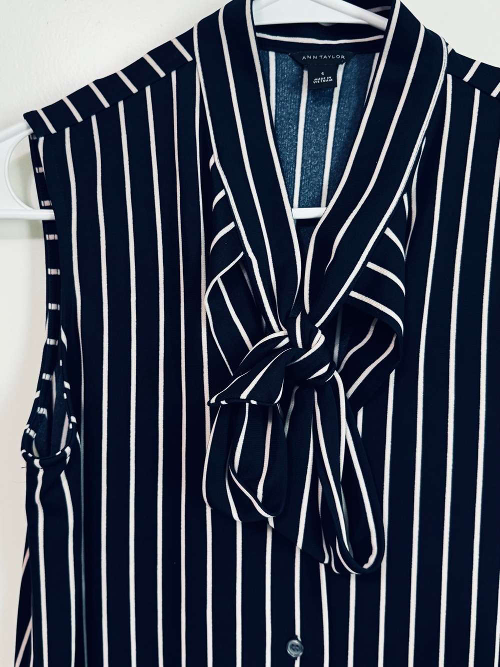 Ann Taylor Navy Stripe Tie Neck Sleeveless Blouse Bow Front Button Top S - Picture 5 of 11
